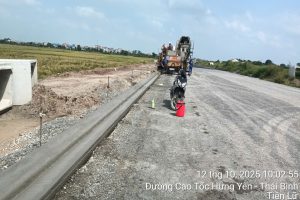 Thi công đúc Bó vỉa-Dải phân cách cho đường 2 bên Cao Tốc Hưng Yên-Thái Bình