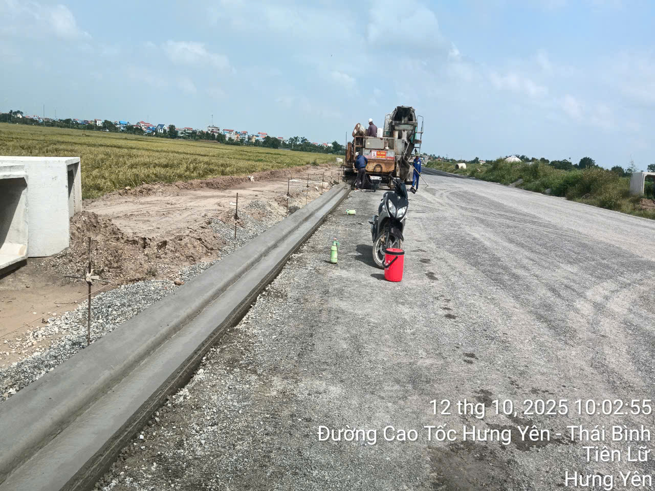 Thi công đúc Bó vỉa-Dải phân cách cho đường 2 bên Cao Tốc Hưng Yên-Thái Bình